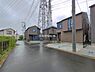 外観：前面道路を含めた現地写真です。