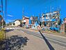 外観：前面道路を含めた現地写真です。