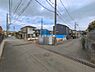 外観：前面道路を含めた現地写真です。