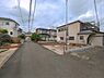 外観：前面道路を含めた現地写真です。