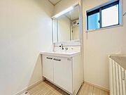 洗面化粧台です。朝の身支度から1日が始まります。
