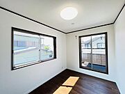2面採光を確保した室内は、明るく風通しも良く、大変居心地の良い空間となっております。