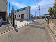 前面道路を含めた現地写真です。