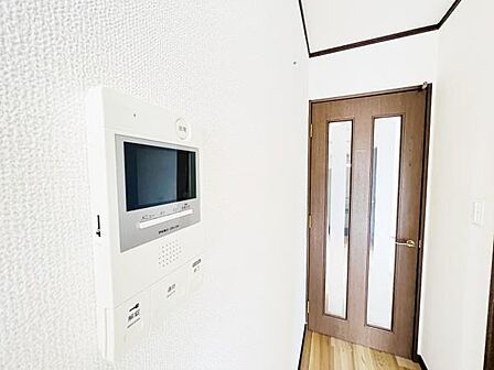 訪問者を確認できるTVモニター付きインターフォンです。