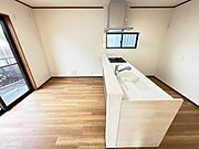 お食事中もキッチンと会話が楽しめるダイニングスペース。