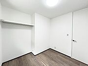 木の温もりが優しいフローリングの洋室です。