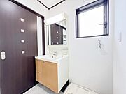 洗面化粧台です。朝の身支度から1日が始まります。