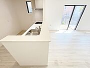 お食事中もキッチンと会話が楽しめるダイニングスペース。