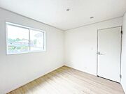 洋室は、風通しが良く明るく快適な空間です。ゆったりと読書など、趣味にも没頭できそうです。