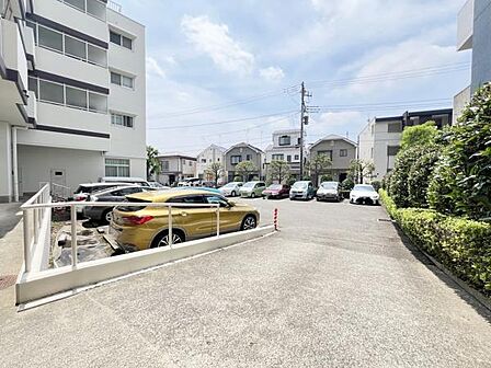 敷地内の平置き駐車場です。