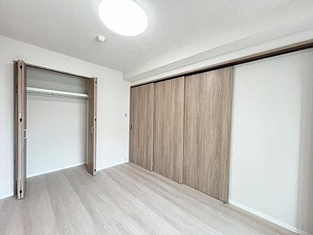 いつでもお部屋をスッキリお使い頂ける収納スペースを設置。
