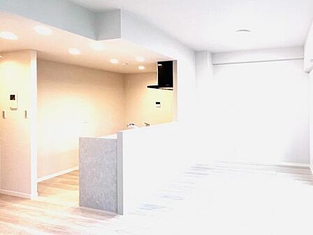お食事中もキッチンと会話が楽しめるダイニングスペース。
