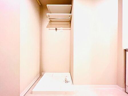 ランドリースペースにはリネン類の収納に便利な棚が設置されています。