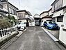 外観：前面道路を含めた現地写真です。