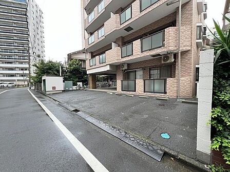 駐車場ももちろん完備しておりますのでお車所有の方にも心強いです。