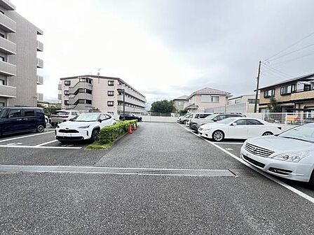 駐車場ももちろん完備しておりますのでお車所有の方にも心強いです。