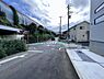 外観：前面道路を含めた現地写真です。