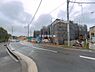 外観：前面道路を含めた現地写真です。