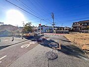 前面道路を含めた現地写真です。