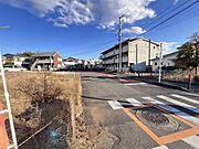 前面道路を含めた現地写真です。