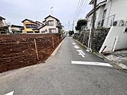 前面道路を含めた現地写真です。