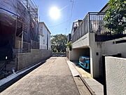 前面道路を含めた現地写真です。