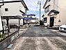 外観：前面道路を含めた現地写真です。