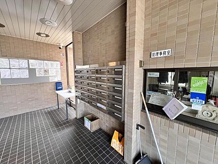 荷物や小包を大切に保管します。