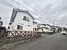 外観：前面道路を含めた現地写真です。