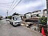 外観：前面道路を含めた現地写真です。