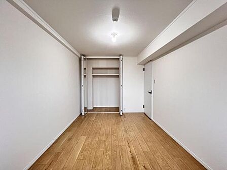 いつでもお部屋をスッキリお使い頂ける収納スペースを設置。