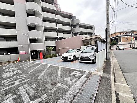 駐車場ももちろん完備しておりますのでお車所有の方にも心強いです。