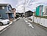 外観：前面道路を含めた現地写真です。