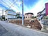 外観：前面道路を含めた現地写真です。