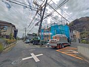 前面道路を含めた現地写真です。