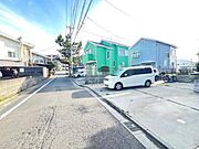 前面道路を含めた現地写真です。