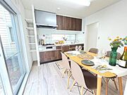 ご家族の温かい時間を演出するダイニングスペースです。