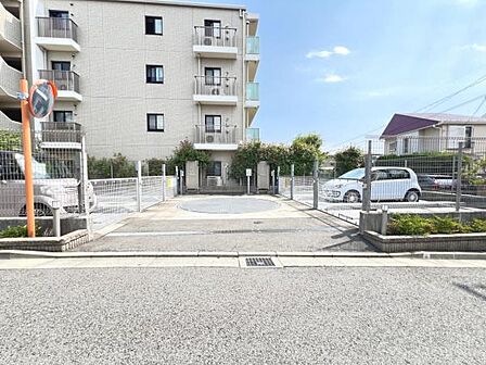 駐車場ももちろん完備しておりますのでお車所有の方にも心強いです。