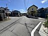 外観：前面道路を含めた現地写真です。ぜひ周辺環境も併せてご覧ください。