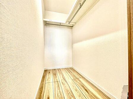 ウォークインクローゼットがあり収納スペースも豊富。季節物もスッキリ片付きそうです。