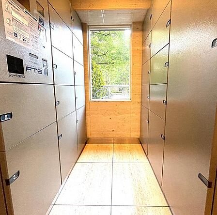不在時にも荷物を受け取れる宅配ボックス。