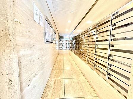 荷物や小包を大切に保管します。