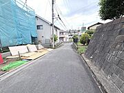 前面道路を含めた現地写真です。ぜひ周辺環境も併せてご覧ください。