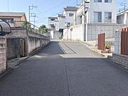 前面道路を含めた現地写真です。ぜひ周辺環境も併せてご覧ください。