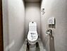 トイレ：シャワー洗浄機能付のトイレは、清潔感が印象的な空間ですね。