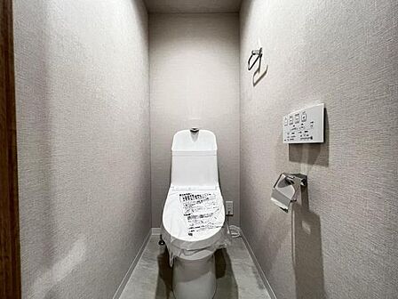 シャワー洗浄機能付のトイレは、清潔感が印象的な空間ですね。