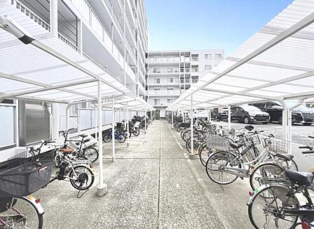 屋根付きの駐輪場は嬉しいですね。