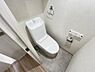 トイレ：シャワー洗浄機能付のトイレは、清潔感が印象的な空間ですね。