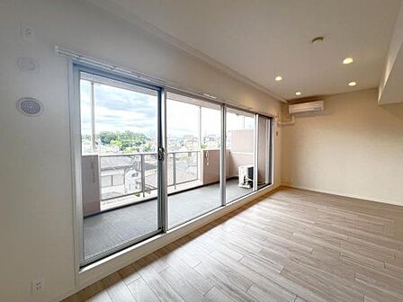 家族団らんの場所としてゆったりと居心地の良いリビングです。