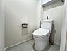 トイレ：シャワー洗浄機能付のトイレは、清潔感が印象的な空間ですね。